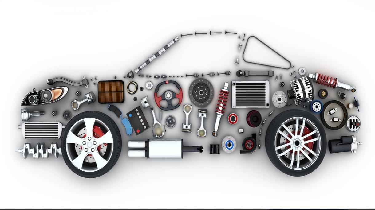 Piese auto aranjate în forma unei mașini